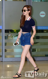 组图：韩星李多海机场露小蛮腰细腿