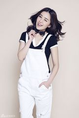 组图：阚清子写真背带裤嘟嘴掀萝莉风