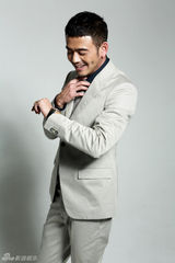 组图：杨烁商务写真温暖笑容彰显绅士魅力