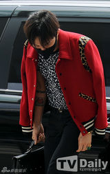 组图：G-DRAGON红黑造型亮相 时尚锐气难挡