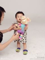 组图：好声音金志文女儿满岁 有爱全家福曝光