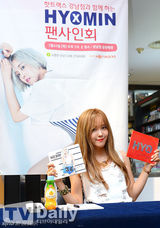 组图：T-ara孝敏出席活动 短T热裤秀性感