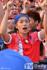 组图：韩星孙艺珍刘在石珉豪等为国足加油