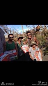 组图：孙兴海南灾区赈灾 烈日下挥汗抗救灾物资