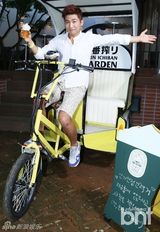 组图：笑星刘世允出席活动 变身一日店长