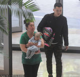 组图:文章返上海住酒店 岳母抱小女儿探父1小时