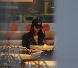 组图：女神爱吃红烧肉！汤唯独吃饭手机玩不停