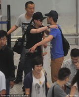 组图：新婚赵又廷现身机场 偶遇冯绍峰互送拥抱