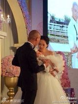 组图：聂远与娇妻双喜临门:补婚礼兼女儿百日宴