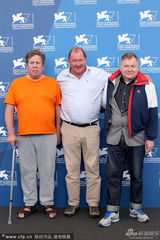 组图：竞赛片《寒枝雀静》发布会 男星拄拐现身