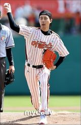 组图：赵寅成为棒球赛开球 李光洙欢喜助威