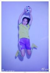 组图：李咏女儿变身足球宝贝 美少女活力四射