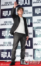 组图：韩星崔岷植携手吕克贝松出席试映会