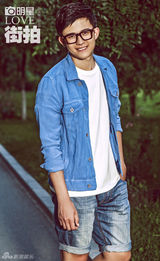 明星爱街拍：吴奇隆花色衬衫 复古潮流