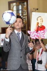 组图：欧萱变足球宝贝 《球在你脚下》进军中国