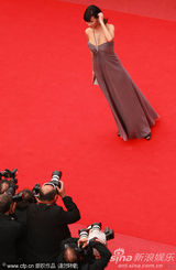 幻灯：《法外之徒》首映 谢丽尔侧面“露肉”秀身材