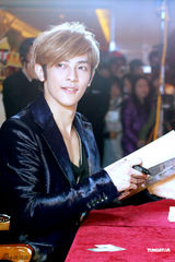 组图：汪东城现身京城会歌迷 签售会大秀亲民