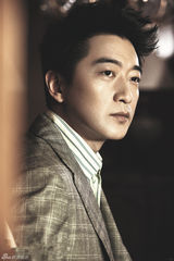 组图：邵峰复古造型写意光影人生