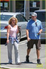 组图：布兰妮穿破洞装素颜出行 男友恩爱相随