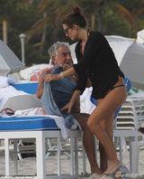 组图：90后小女友乳沟诱人 帮73岁时尚大佬更衣