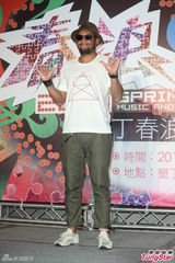 组图：陈绮贞结婚无着落 张震岳猛健身晒成黑炭