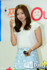 组图：朴信惠教学生辨别伪劣商品展甜美笑容