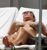 幻灯图集：金-卡戴珊迈阿密度假 比基尼秀丰胸