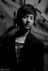 组图：赵文浩拍黑白大片 尝试成熟造型盼望长大