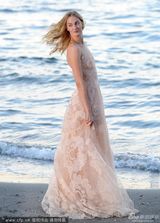 组图：爱娃-洛克波诺裸粉蕾丝婚纱款礼裙拍写真