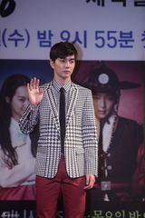 高清组图：李准基申敏儿出席《阿娘使道传》发布会