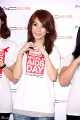 组图：Hebe亲切可爱热心公益 透露Ella赴美学英文