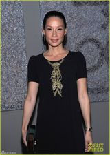 组图：43岁刘玉玲马尾黑裙尽显干练