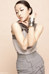 组图：刘思彤最发布新写真 大展妖娆身姿