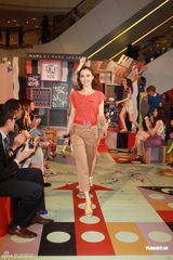 组图：陈伟霆出席时装活动 官恩娜与Mandy Lieu比美