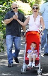 幻灯图集：布兰妮和男友携儿子出游 场面温馨