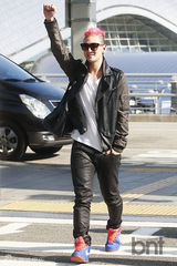 组图：韩团NU’EST飞新加坡出席韩流博览会