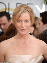 组图：《绝命毒师》女主亮相红毯 裸背优雅性感