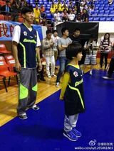 组图：张亮父子观战CBA变球迷 天天：喜欢帅哥