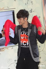 组图：罗志祥携新专辑进京 挑女友需考虑妈妈意见