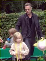 组图：皮特带双胞胎游玩享受亲子时光