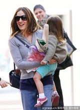 组图：杰西卡-帕克接女儿放学妹妹得宠姐姐吃醋