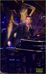 组图：罗宾献唱换女搭档 称不再与麦莉合唱