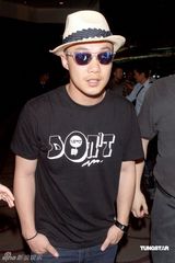 高清图：陈小春郑伊健再联手 合作仍然默契