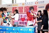 幻灯组图：棒棒堂为粉丝化妆 王子曾险遭粉丝强吻