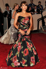 高清组图：纽约大都会庆典 伊娃-门德斯秀印花裙