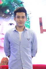 组图：话剧《山楂树之恋》专访 小彩旗甜笑露牙套