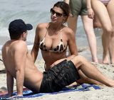 组图：女主播比基尼豪放露点 胸部浑圆肉贴男友