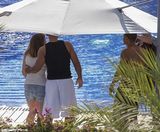 组图：威尔史密斯海滩遭围堵 女粉丝裸上身狂追