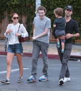 组图：娜塔莉-波特曼扛儿子外出 装扮似大学生