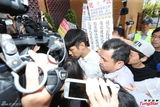 组图：柯震东北检报到全程低头 遭围堵寸步难行